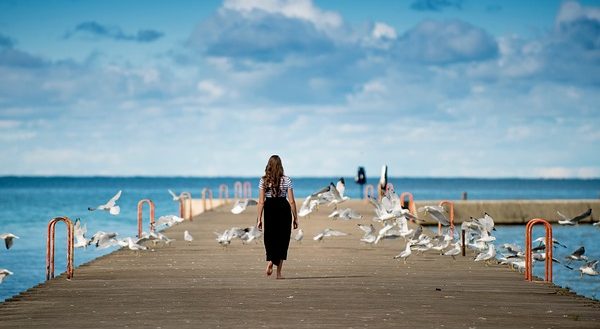 Une femme voyage seule au bord de la mer