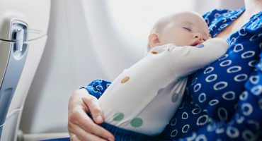 Prendre l’avion avec un bébé : le guide complet