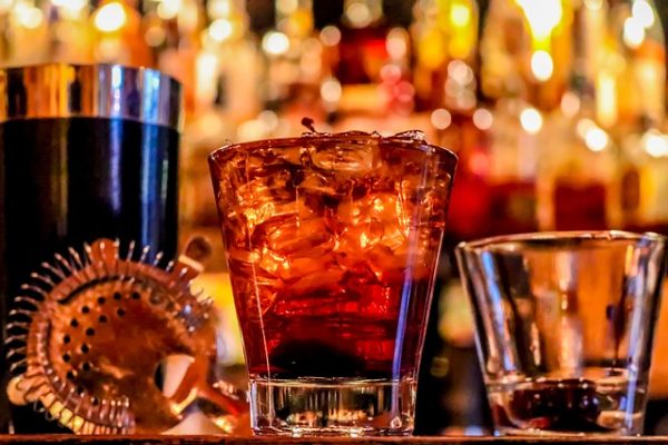 Verre de rhum dans un bar