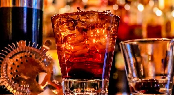 Verre de rhum dans un bar