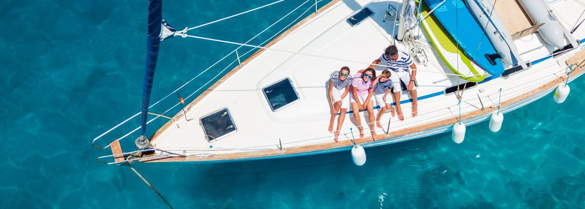 Familles en vacances sur un bateau l'été