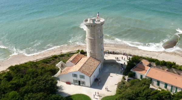 Phare des baleines île de Ré iStock