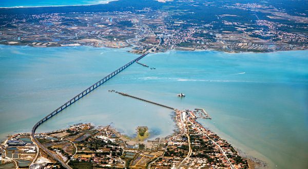 Pont île de Ré vu d'en haut iStock