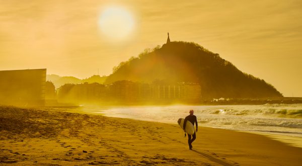 Surfer sur la plage de La Zurriola à San Sebastian