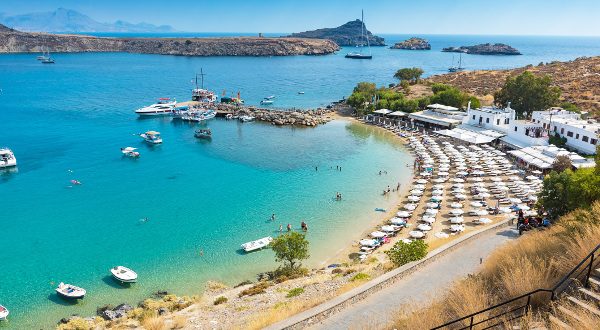 Plage de la baie de Lindos, Rhodes, Grèce iStock
