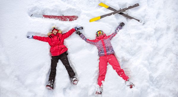 Vacances au ski - allongé dans la neige iStock