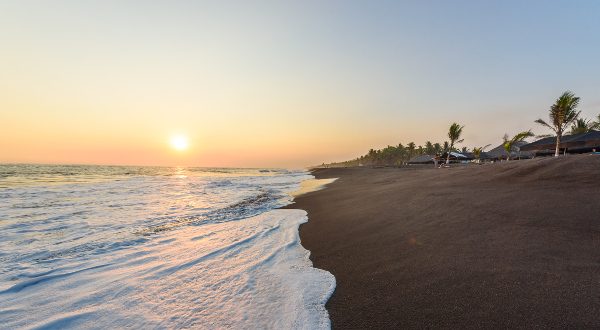 La-plage-de-Monterrico-au-Guatemala-iStock
