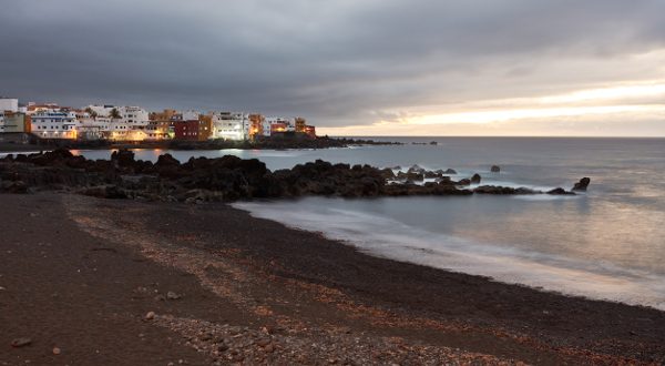 Plage-de-sable-noir-Tenerife-iStock