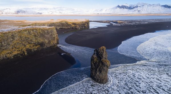 Plage-de-sable-noir-en-Islande-Vik-iStock
