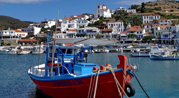 Bateau de pêche dans le port de Batsi à Andros