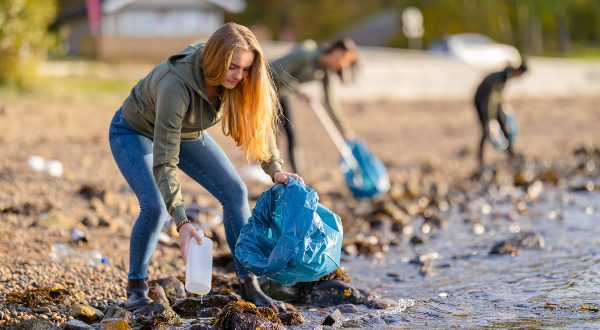Ramassage de déchets sur la plage iStock