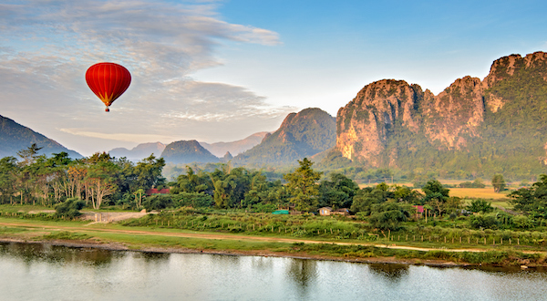 Montgolfière dans le ciel du Laos
