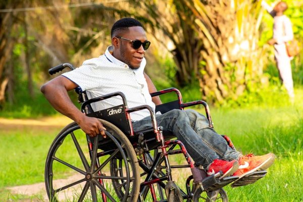 Homme en fauteuil roulant