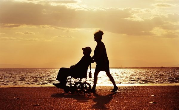 Personne en fauteuil roulant sur la plage