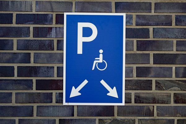Place de parking pour personne avec un handicap