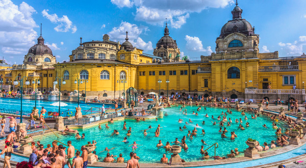 Bains Szechenyi Budapest iStock