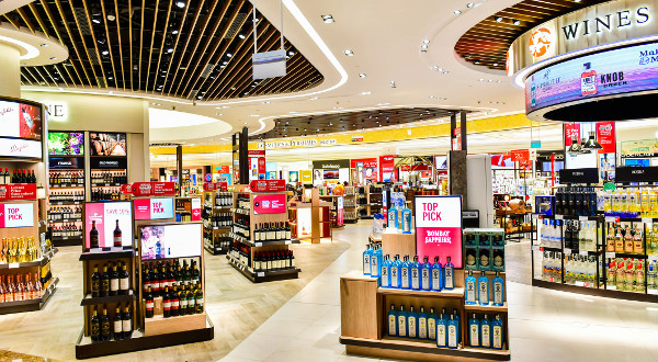 Boissons alcoolisées du magasin duty-free à l'aéroport de Singapour iStock