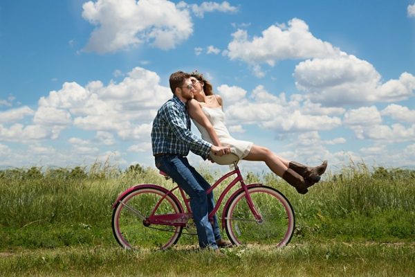 Couple sur un vélo