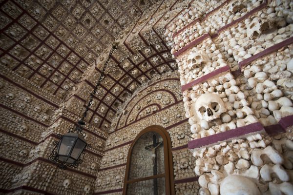 La-Chapelle-des-os-au-Portugal-iStock