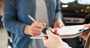 Que doit inclure un contrat de location de voiture ?