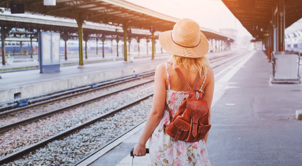 Femme qui prend le train iStock