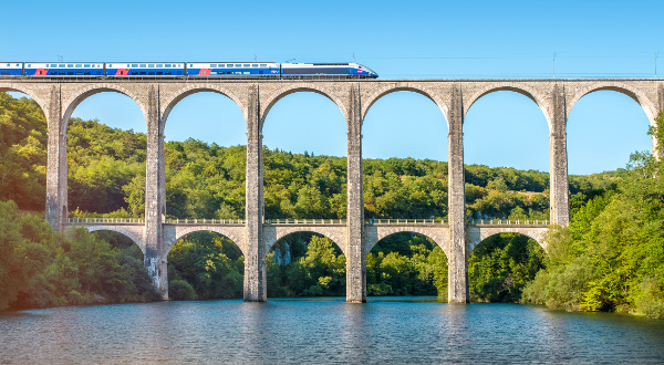 Voyage en train à travers la France iStock