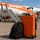 Petit bagage cabine orange placé devant un avion easyJet sur le tarmac