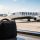 Bagage cabine devant un avion Ryanair illustrant les nouvelles règles européennes sur les bagages à main